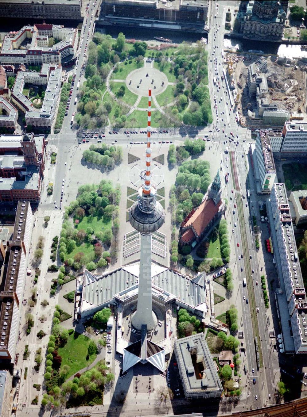 Luftbild Berlin - Fernsehturm im Stadtzentrum in Berlin - Mitte.