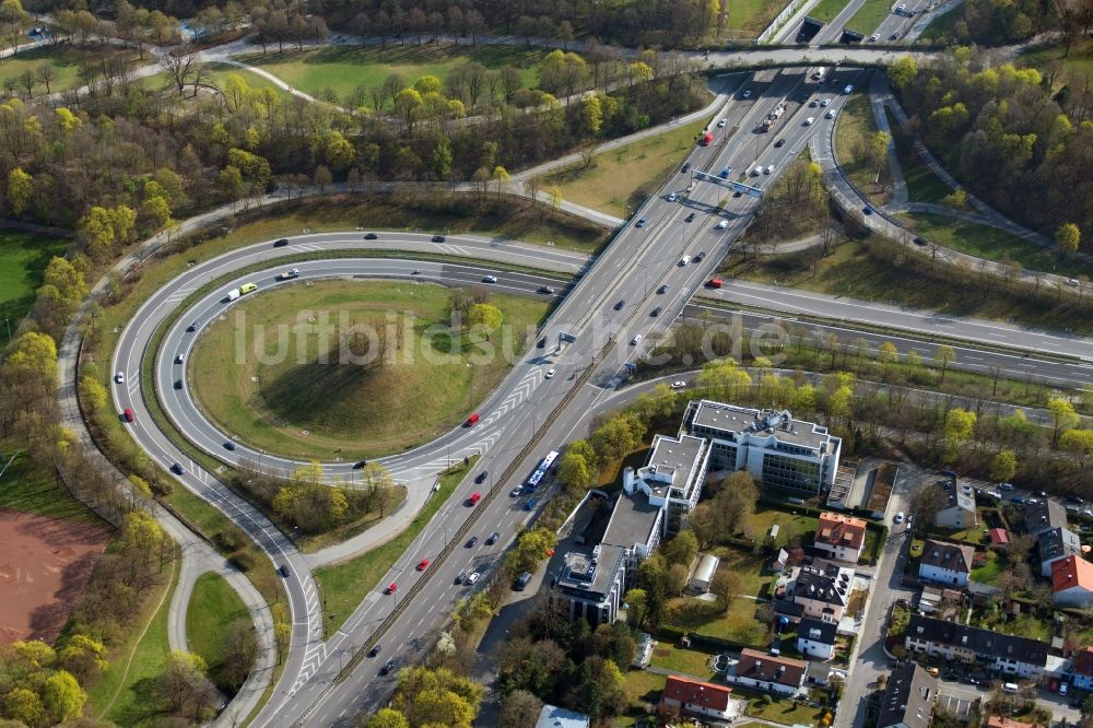 München von oben - Fernstraße Abfahrt der Bundesstraße B 2 am Westpark in München im Bundesland Bayern, Deutschland