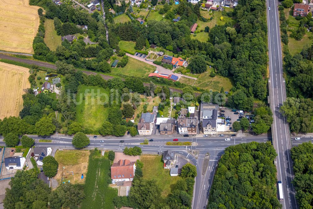 Luftaufnahme Castrop-Rauxel - Fernstraße Abfahrt der Bundesstraße B235 mit Wohnhäusern in Castrop-Rauxel im Bundesland Nordrhein-Westfalen, Deutschland