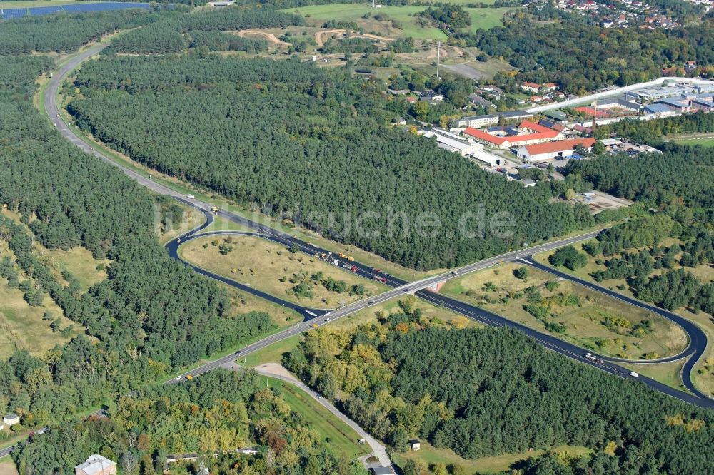 Wriezen von oben - Fernstraße Abfahrt der Bundesstraße B167 zur Landesstraße L33 in Wriezen im Bundesland Brandenburg, Deutschland