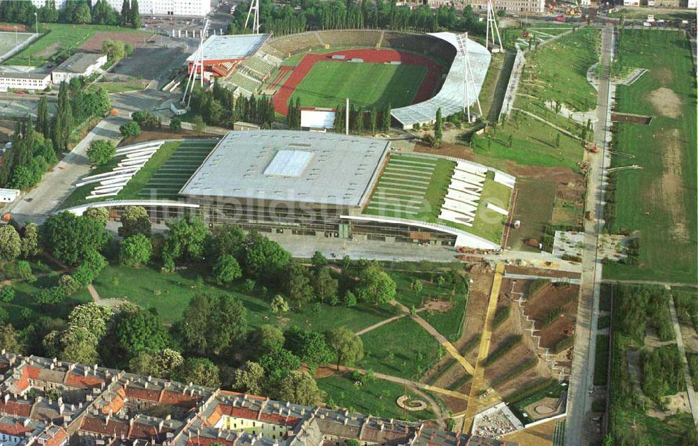 Luftaufnahme Berlin - Prenzlauer Berg - Ferstigstellung der Schmeling-Halle im Jahnsportpark in Berlin - Prenzlauer Berg durch die OSB-Sportstätten GmbH