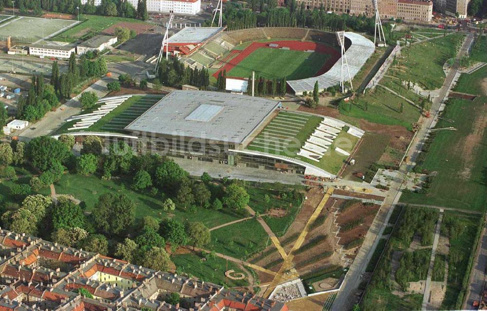 Berlin - Prenzlauer Berg von oben - Ferstigstellung der Schmeling-Halle im Jahnsportpark in Berlin - Prenzlauer Berg durch die OSB-Sportstätten GmbH