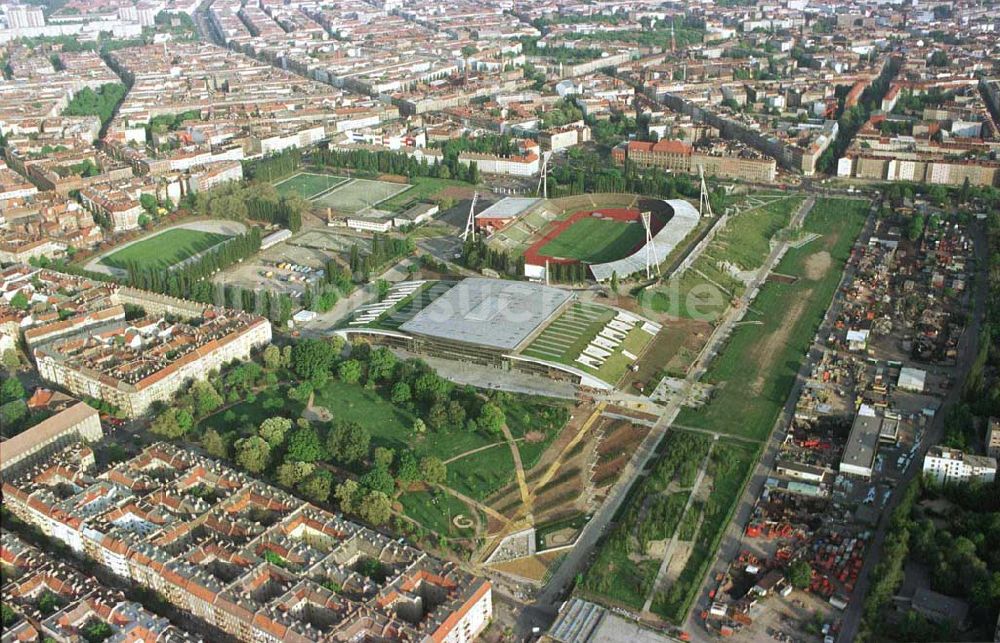 Berlin - Prenzlauer Berg aus der Vogelperspektive: Ferstigstellung der Schmeling-Halle im Jahnsportpark in Berlin - Prenzlauer Berg durch die OSB-Sportstätten GmbH