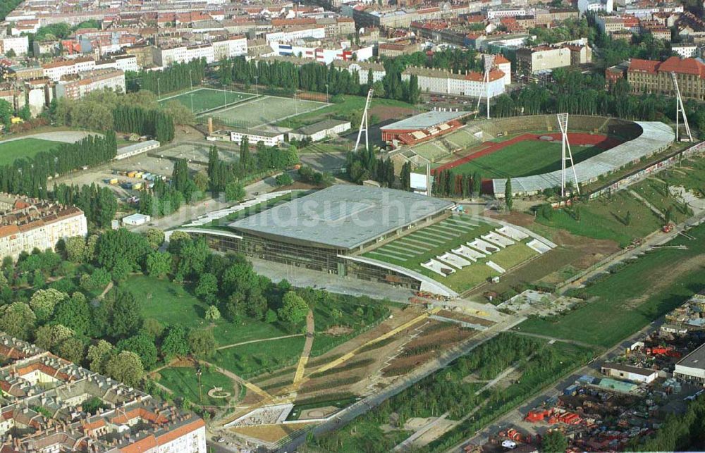 Luftbild Berlin - Prenzlauer Berg - Ferstigstellung der Schmeling-Halle im Jahnsportpark in Berlin - Prenzlauer Berg durch die OSB-Sportstätten GmbH