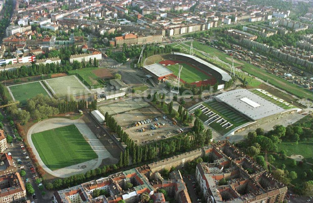 Luftaufnahme Berlin - Prenzlauer Berg - Ferstigstellung der Schmeling-Halle im Jahnsportpark in Berlin - Prenzlauer Berg durch die OSB-Sportstätten GmbH