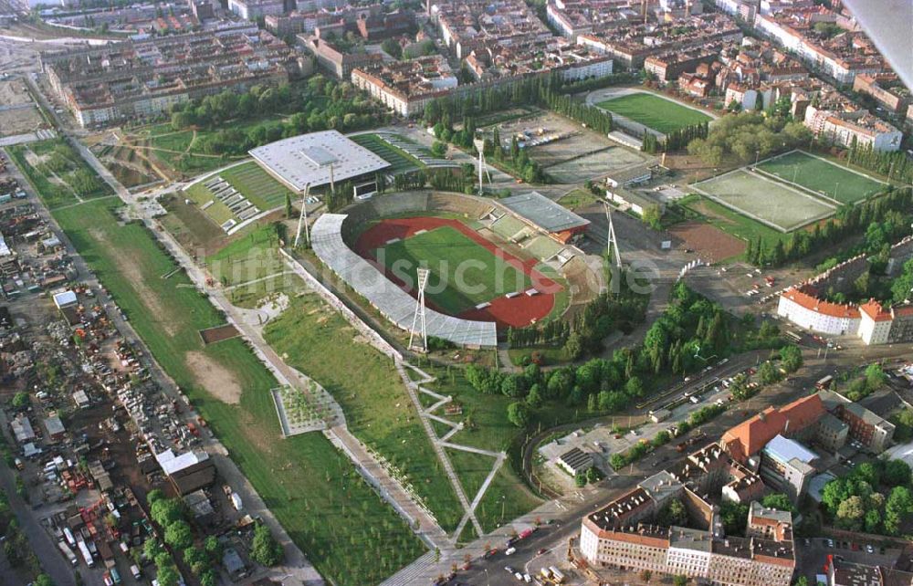 Berlin - Prenzlauer Berg von oben - Ferstigstellung der Schmeling-Halle im Jahnsportpark in Berlin - Prenzlauer Berg durch die OSB-Sportstätten GmbH