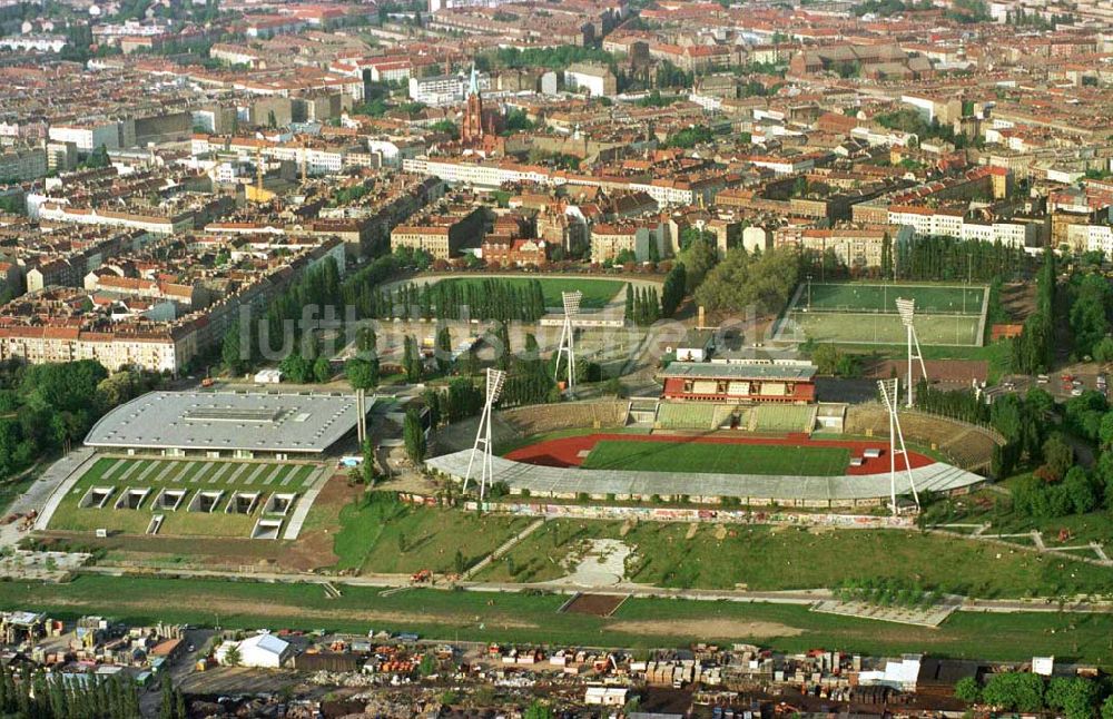 Berlin - Prenzlauer Berg aus der Vogelperspektive: Ferstigstellung der Schmeling-Halle im Jahnsportpark in Berlin - Prenzlauer Berg durch die OSB-Sportstätten GmbH