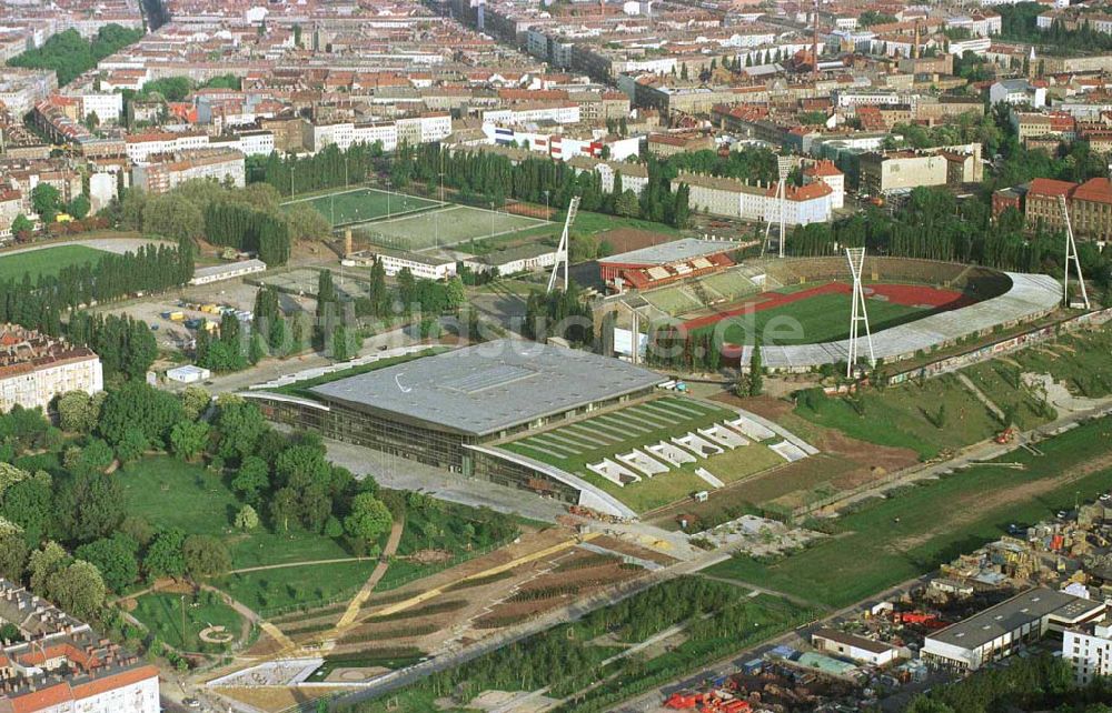 Luftbild Berlin - Prenzlauer Berg - Ferstigstellung der Schmeling-Halle im Jahnsportpark in Berlin - Prenzlauer Berg durch die OSB-Sportstätten GmbH