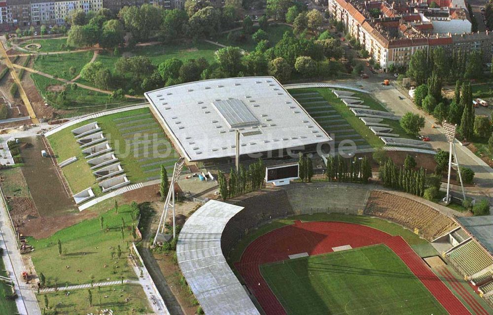 Luftaufnahme Berlin - Prenzlauer Berg - Ferstigstellung der Schmeling-Halle im Jahnsportpark in Berlin - Prenzlauer Berg durch die OSB-Sportstätten GmbH