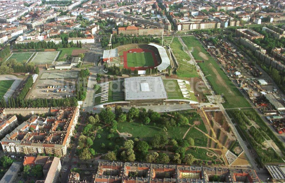 Berlin - Prenzlauer Berg aus der Vogelperspektive: Ferstigstellung der Schmeling-Halle im Jahnsportpark in Berlin - Prenzlauer Berg durch die OSB-Sportstätten GmbH