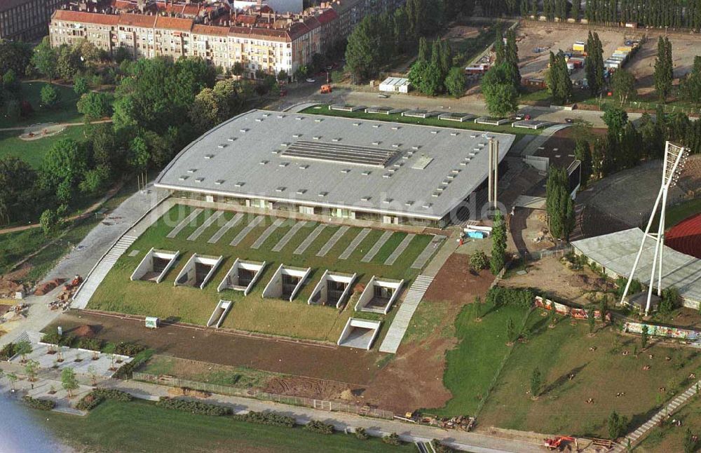 Luftbild Berlin - Prenzlauer Berg - Ferstigstellung der Schmeling-Halle im Jahnsportpark in Berlin - Prenzlauer Berg durch die OSB-Sportstätten GmbH