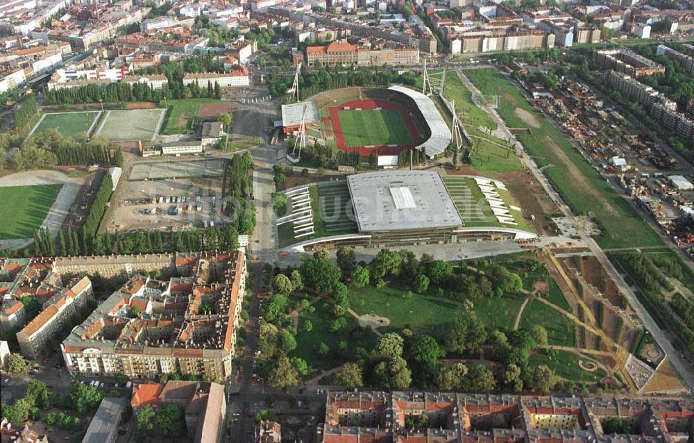 Berlin - Prenzlauer Berg von oben - Ferstigstellung der Schmeling-Halle im Jahnsportpark in Berlin - Prenzlauer Berg durch die OSB-Sportstätten GmbH