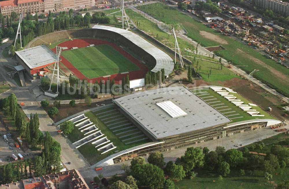 Berlin - Prenzlauer Berg aus der Vogelperspektive: Ferstigstellung der Schmeling-Halle im Jahnsportpark in Berlin - Prenzlauer Berg durch die OSB-Sportstätten GmbH