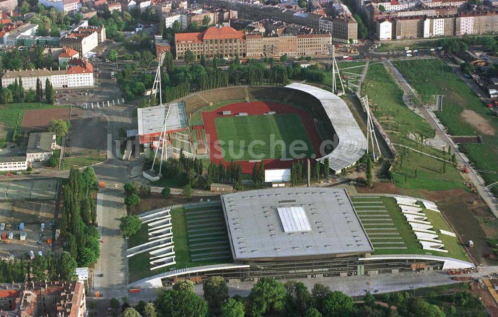 Luftbild Berlin - Prenzlauer Berg - Ferstigstellung der Schmeling-Halle im Jahnsportpark in Berlin - Prenzlauer Berg durch die OSB-Sportstätten GmbH