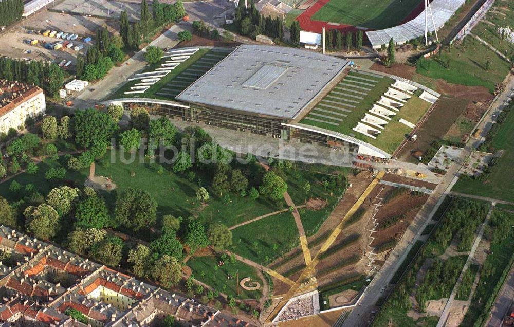 Luftaufnahme Berlin - Prenzlauer Berg - Ferstigstellung der Schmeling-Halle im Jahnsportpark in Berlin - Prenzlauer Berg durch die OSB-Sportstätten GmbH