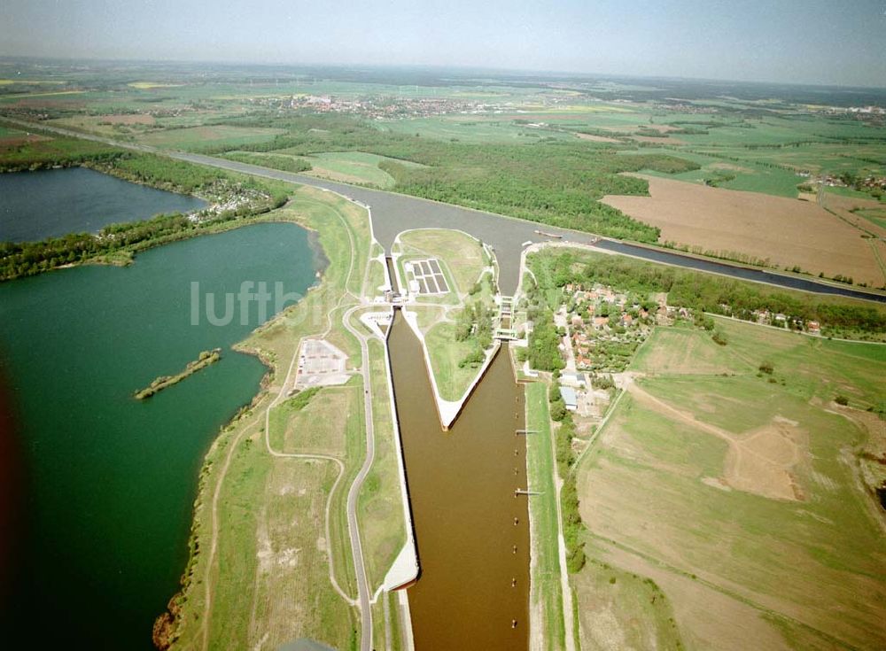 Rothensee / Sachsen - Anhalt aus der Vogelperspektive: Fertig ausgebaute Schleuse Rotensee zwischen Mittellandkanal und Elbe - Havel Kanal am Wasserstraßenkreuz Magdeburg