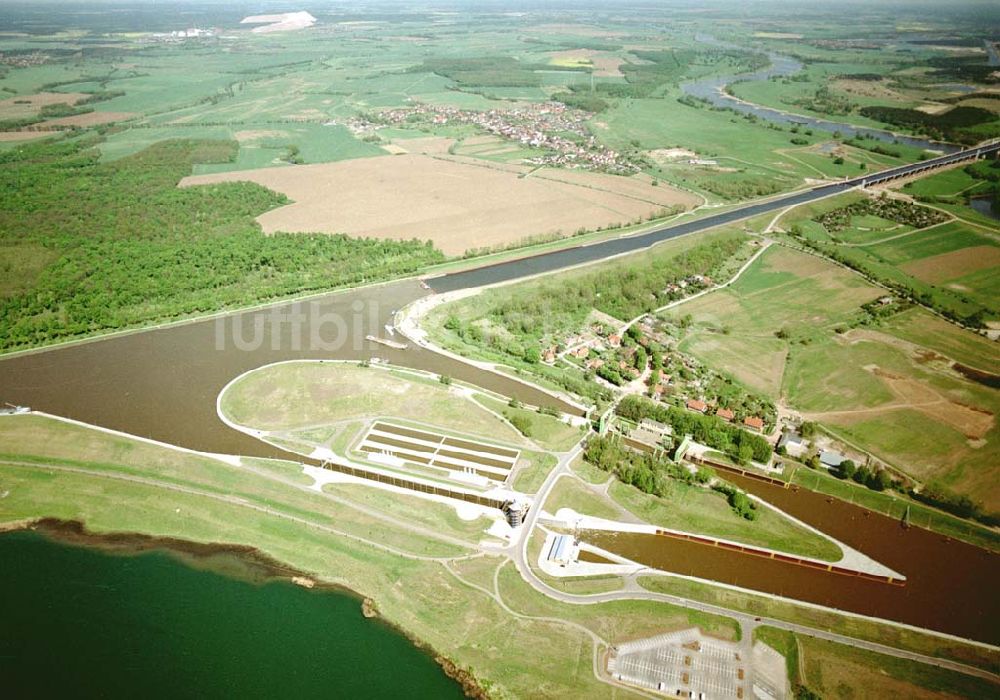 Luftaufnahme Rothensee / Sachsen - Anhalt - Fertig ausgebaute Schleuse Rotensee zwischen Mittellandkanal und Elbe - Havel Kanal am Wasserstraßenkreuz Magdeburg