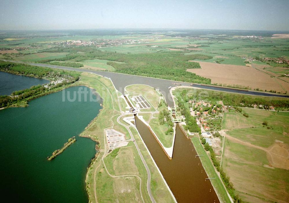 Luftaufnahme Rothensee / Sachsen - Anhalt - Fertig ausgebaute Schleuse Rotensee zwischen Mittellandkanal und Elbe - Havel Kanal am Wasserstraßenkreuz Magdeburg