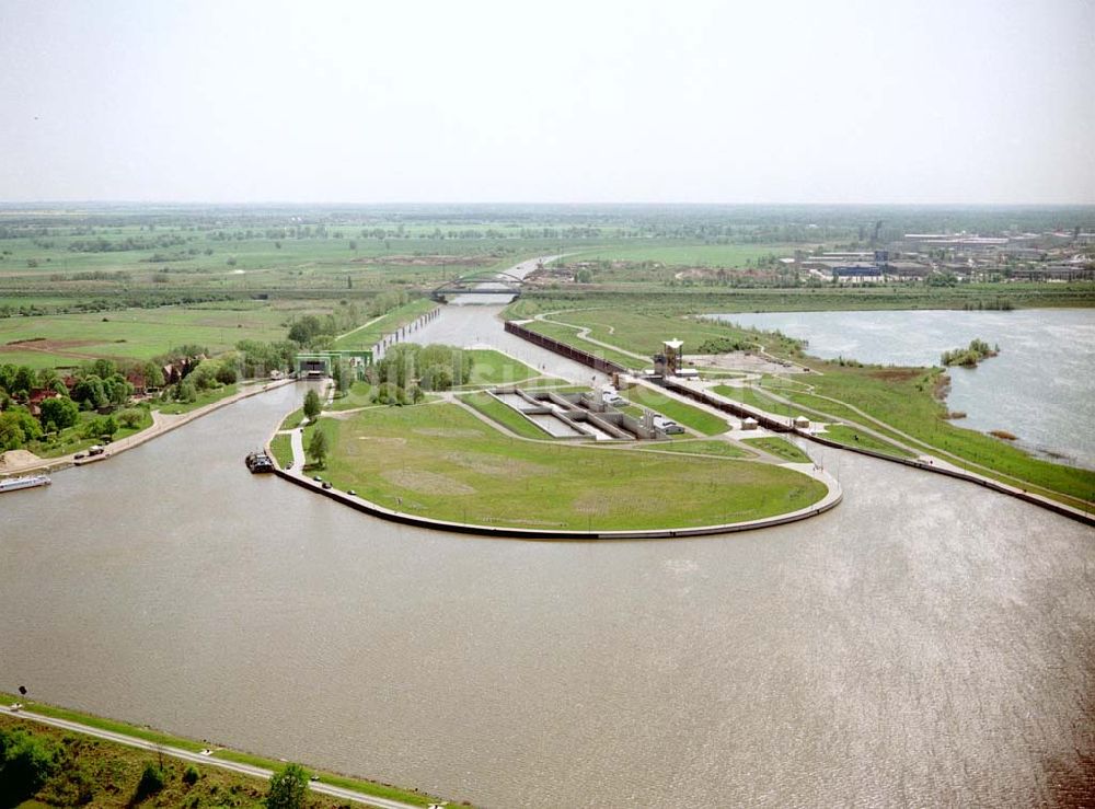 Luftaufnahme Rothensee / Sachsen - Anhalt - Fertig ausgebaute Schleuse Rotensee zwischen Mittellandkanal und Elbe - Havel Kanal am Wasserstraßenkreuz Magdeburg