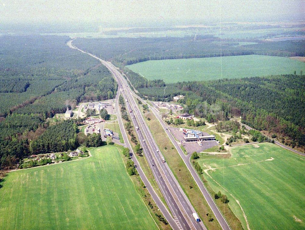 Walsleben / BRB von oben - Fertig modernisierte Tank- und Raststätte Walsleben Ost und West an der Autobahn Berlin - Rostock - errichtet durch die VBU - Verkehrsbau Union NL MLTU Lindow