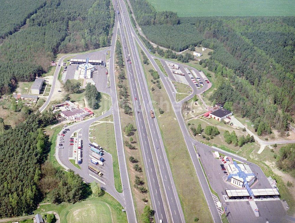 Walsleben / BRB von oben - Fertig modernisierte Tank- und Raststätte Walsleben Ost und West an der Autobahn Berlin - Rostock - errichtet durch die VBU - Verkehrsbau Union NL MLTU Lindow