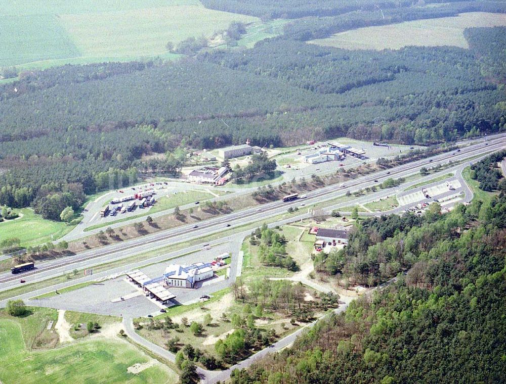 Walsleben / BRB von oben - Fertig modernisierte Tank- und Raststätte Walsleben Ost und West an der Autobahn Berlin - Rostock - errichtet durch die VBU - Verkehrsbau Union NL MLTU Lindow