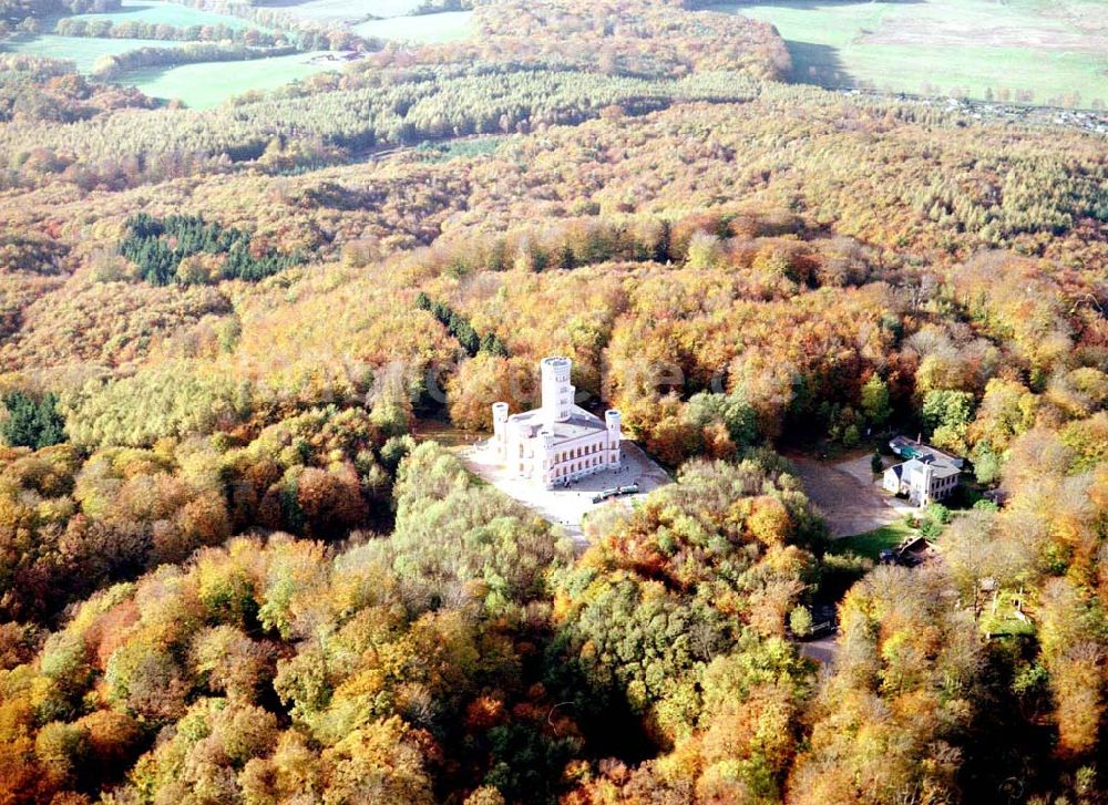 Granitz auf Rügen / MV von oben - Fertig rekonstruiertes Jagdschloß Granitz auf Rügen.