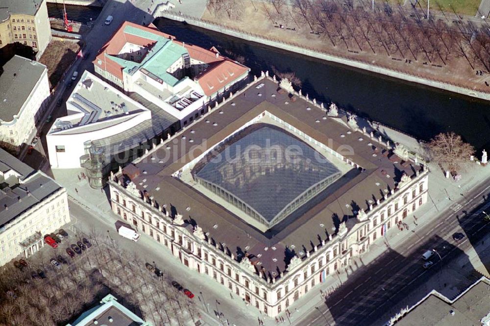 Berlin aus der Vogelperspektive: Fertig renoviertes Deutsches Historisches Museum (Zeughaus) Unter den Linden an der Neuen Wache in Berlin-Mitte / 20