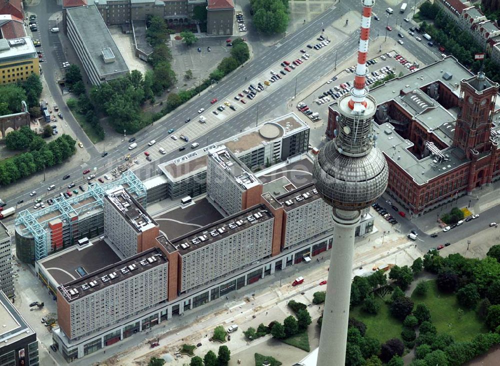 Berlin aus der Vogelperspektive: Fertig umgebaute Rathauspassagen der WBM am Roten Rathaus unmittelbar am Berliner Fernsehturm in Berlin-Mitte.