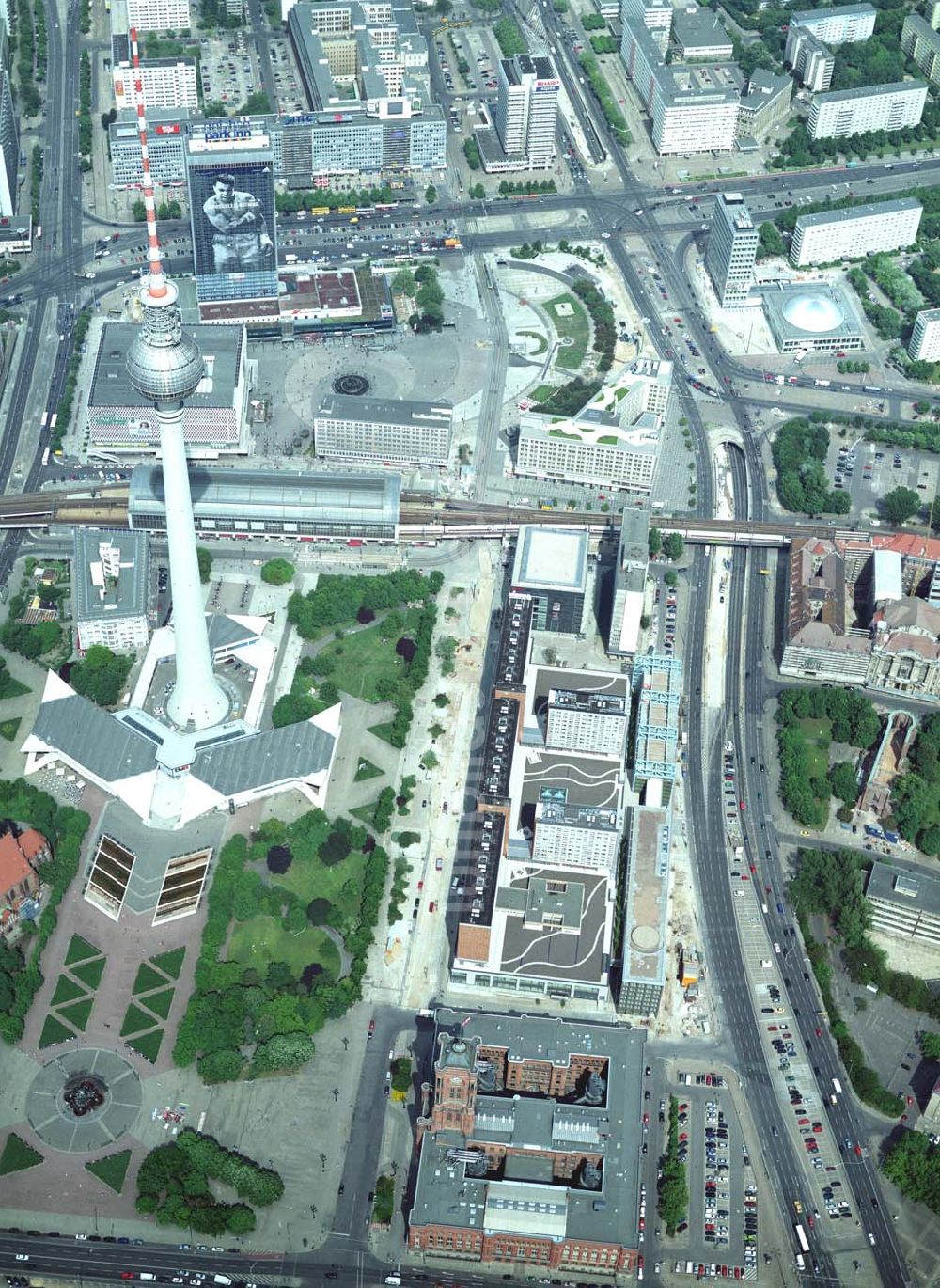 Luftbild Berlin - Fertig umgebaute Rathauspassagen der WBM am Roten Rathaus unmittelbar am Berliner Fernsehturm in Berlin-Mitte.