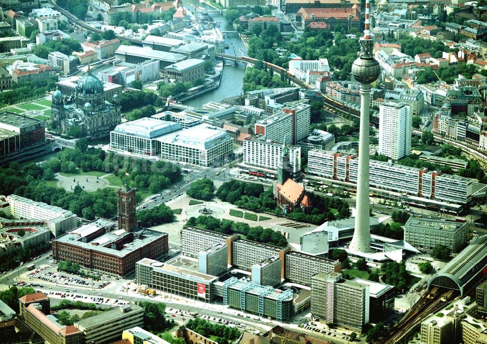 Luftaufnahme Berlin - Fertig umgebaute Rathauspassagen der WBM am Roten Rathaus unmittelbar am Berliner Fernsehturm in Berlin-Mitte.