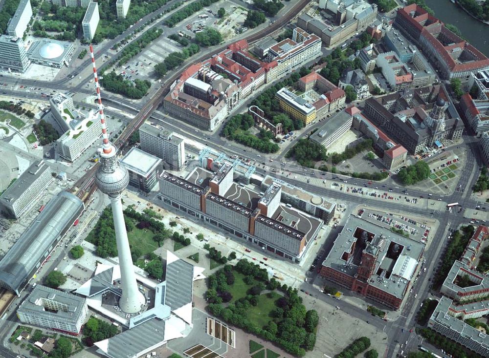 Luftaufnahme Berlin - Fertig umgebaute Rathauspassagen der WBM am Roten Rathaus unmittelbar am Berliner Fernsehturm in Berlin-Mitte.