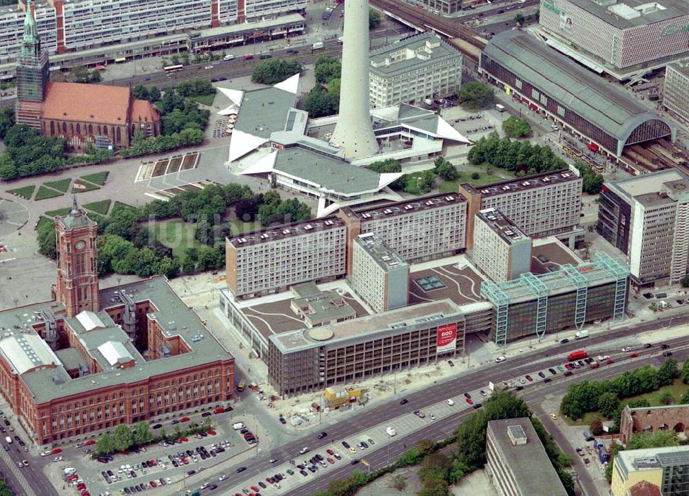 Berlin von oben - Fertig umgebaute Rathauspassagen der WBM am Roten Rathaus unmittelbar am Berliner Fernsehturm in Berlin-Mitte.