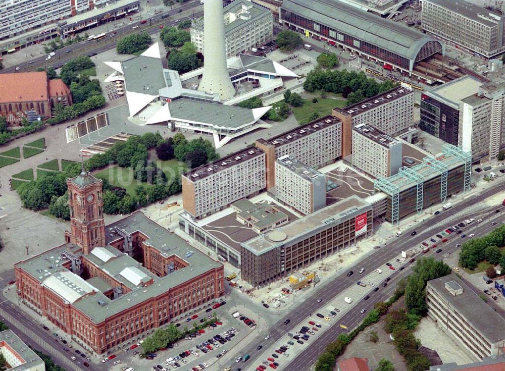 Berlin aus der Vogelperspektive: Fertig umgebaute Rathauspassagen der WBM am Roten Rathaus unmittelbar am Berliner Fernsehturm in Berlin-Mitte.