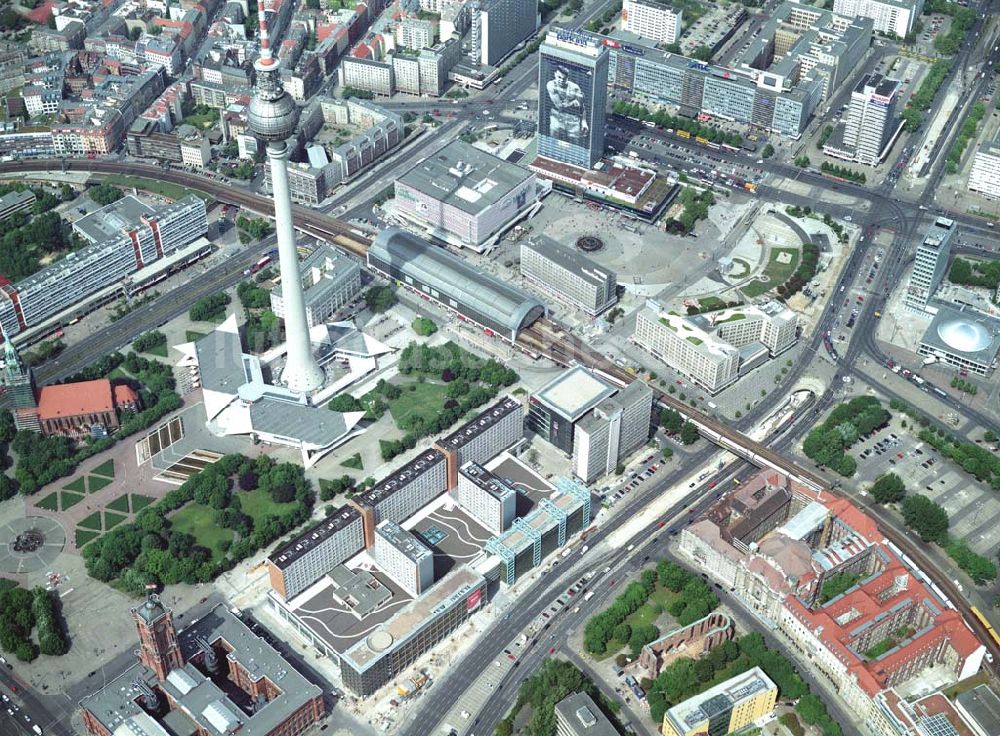 Berlin von oben - Fertig umgebaute Rathauspassagen der WBM am Roten Rathaus unmittelbar am Berliner Fernsehturm in Berlin-Mitte.