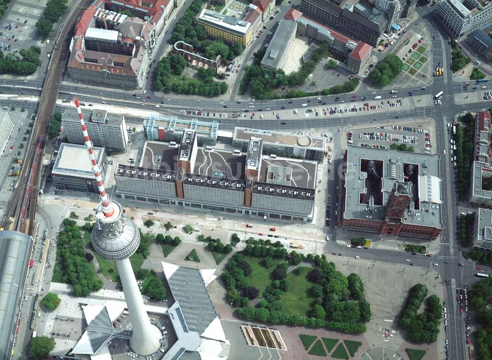 Berlin von oben - Fertig umgebaute Rathauspassagen der WBM am Roten Rathaus unmittelbar am Berliner Fernsehturm in Berlin-Mitte.