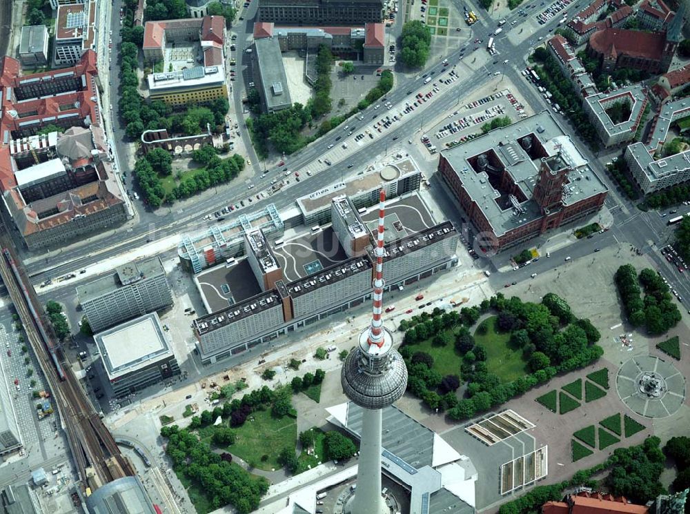 Berlin aus der Vogelperspektive: Fertig umgebaute Rathauspassagen der WBM am Roten Rathaus unmittelbar am Berliner Fernsehturm in Berlin-Mitte.