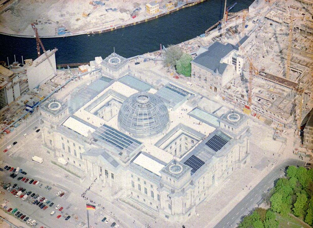 Berlin - Tiergarten aus der Vogelperspektive: Fertig umgebauter Reichstag auf dem Spreebogen in Berlin-Tiergarten.