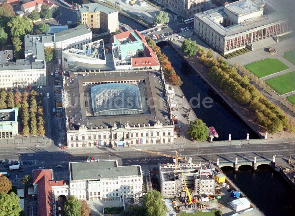 Luftaufnahme Berlin - Fertig umgebautes Museum für Deutsche Geschichte (Zeughaus) in Berlin Mitte, Straße Unter den Linden Deutsches Historisches Museum Unter den Linden 2 10117 Berlin Telefon: +49 - (0)30 - 20304 - 0 Telefax: 