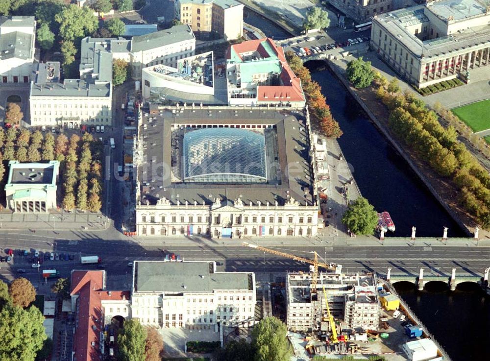 Berlin von oben - Fertig umgebautes Museum für Deutsche Geschichte (Zeughaus) in Berlin Mitte, Straße Unter den Linden Deutsches Historisches Museum Unter den Linden 2 10117 Berlin Telefon: +49 - (0)30 - 20304 - 0 Telefax: 