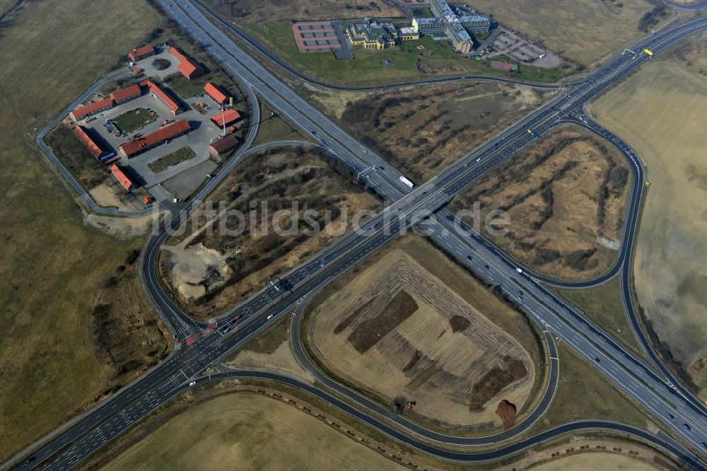 Rangsdorf von oben - Fertige Baustelle der Erweiterungs- Zufahrt am Berliner Ring der Autobahn BAB A10 - E30 an der Abfahrt zur Bundesstraße B96 in Rangsdorf im Bundesland Brandenburg