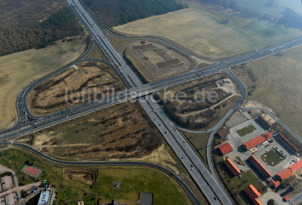 Luftaufnahme Rangsdorf - Fertige Baustelle der Erweiterungs- Zufahrt am Berliner Ring der Autobahn BAB A10 - E30 an der Abfahrt zur Bundesstraße B96 in Rangsdorf im Bundesland Brandenburg