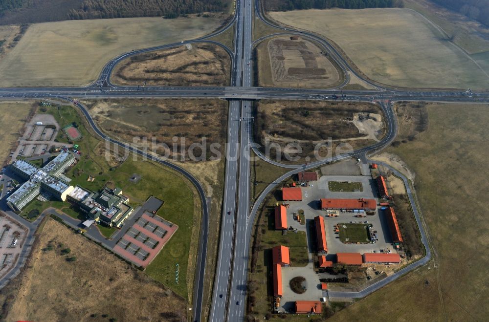 Rangsdorf von oben - Fertige Baustelle der Erweiterungs- Zufahrt am Berliner Ring der Autobahn BAB A10 - E30 an der Abfahrt zur Bundesstraße B96 in Rangsdorf im Bundesland Brandenburg