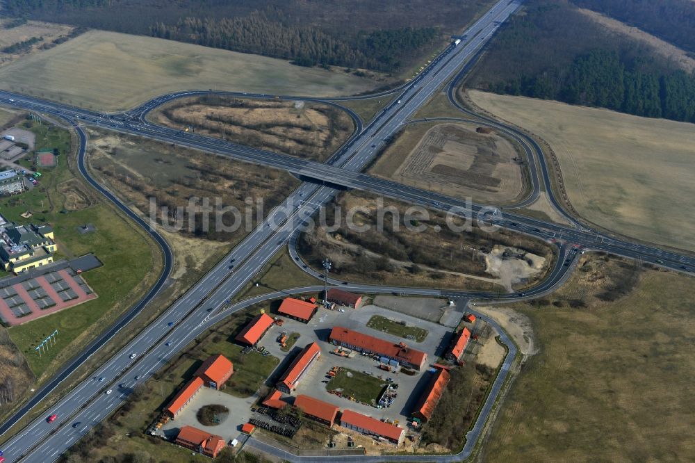 Luftbild Rangsdorf - Fertige Baustelle der Erweiterungs- Zufahrt am Berliner Ring der Autobahn BAB A10 - E30 an der Abfahrt zur Bundesstraße B96 in Rangsdorf im Bundesland Brandenburg