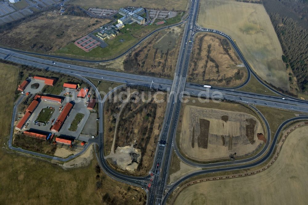 Luftaufnahme Rangsdorf - Fertige Baustelle der Erweiterungs- Zufahrt am Berliner Ring der Autobahn BAB A10 - E30 an der Abfahrt zur Bundesstraße B96 in Rangsdorf im Bundesland Brandenburg