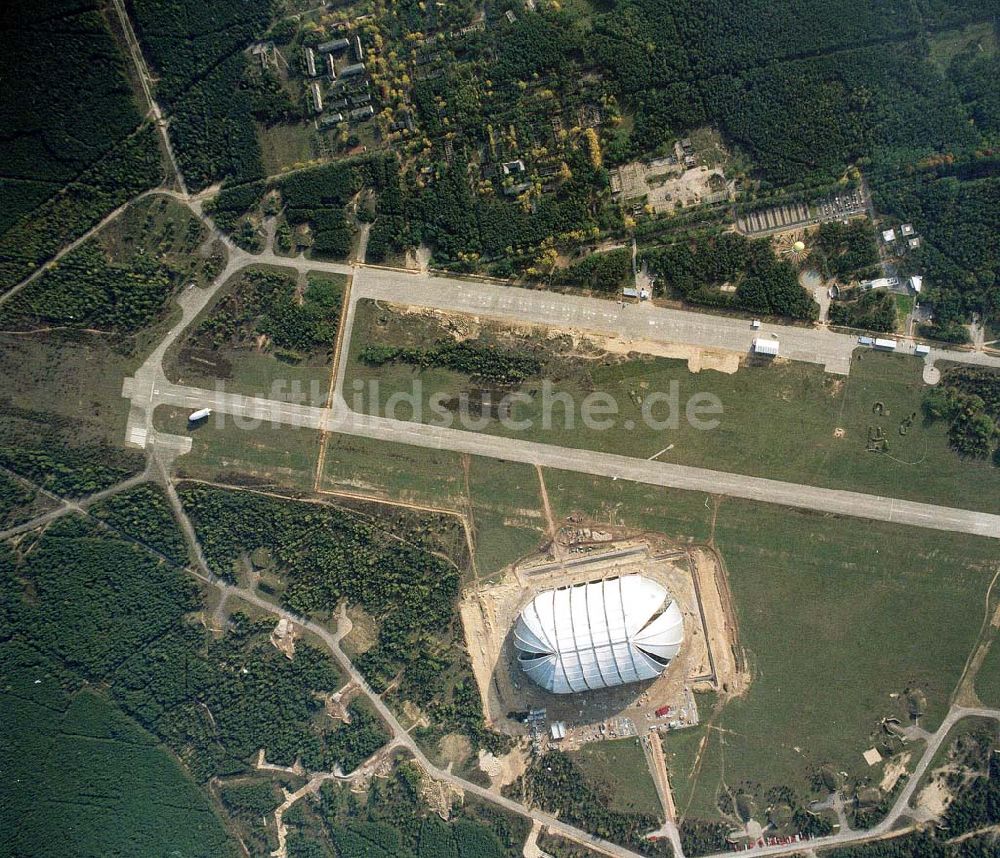 Brand / Brandenburg von oben - Fertige Chargolifterhalle mit dem Flugplatzgelände in Brand aus 6000 ft Höhe.