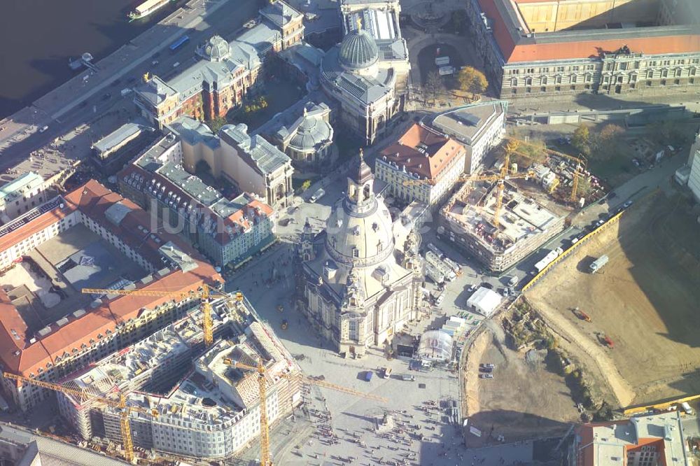 Dresden (Sachsen) aus der Vogelperspektive: Fertige Frauenkirche in Dresden zum Tag der Weihe am 30.10.2005