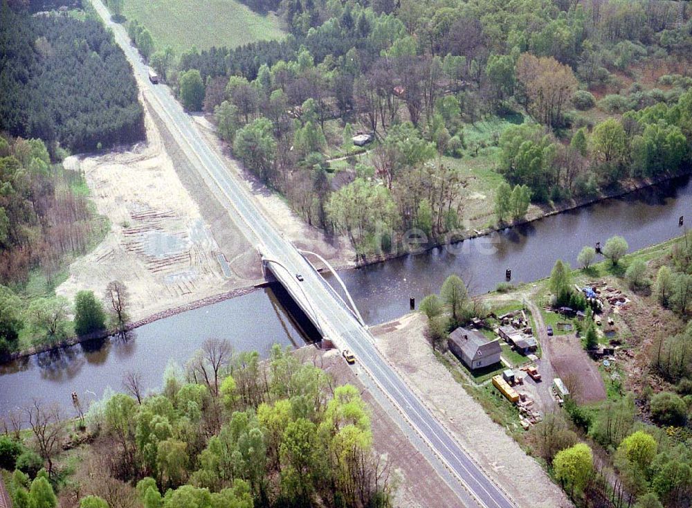 Kreuzbruch (bei Liebenwalde) aus der Vogelperspektive: Fertige neue Straßenbrücke in Kreuzbruch - errichtet durch die VBU - Verkehrsbaz Union NL MLTU Lindow.