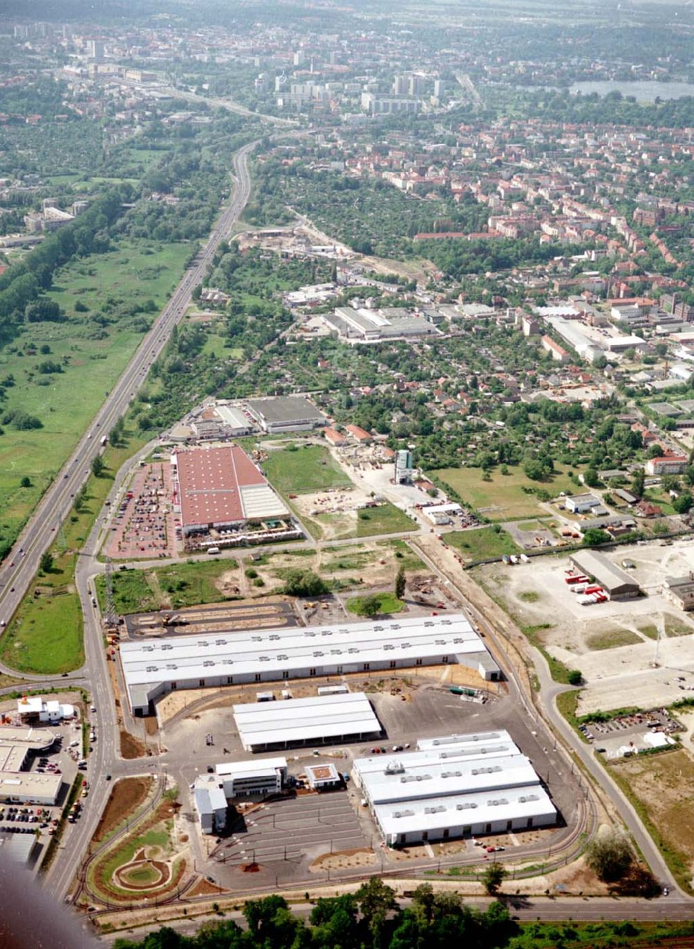 Luftaufnahme Potsdam - Fertiger Betriebshofes der ViP Verkehrsbetrieb Potsdam GmbH im Gewerbegebiet Babelsberg an der Nuthestraße / Wetzlarer Straße in Potsdam - Babelsberg