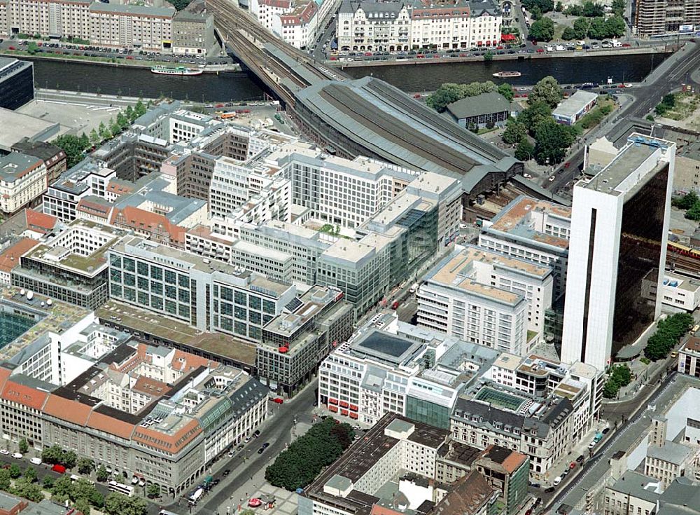 Berlin- Mitte von oben - Fertiger Büro- und Geschäftskomplex am S- Bahnhof Friedrichstraße in Berlin. Datum: 30.06.2003